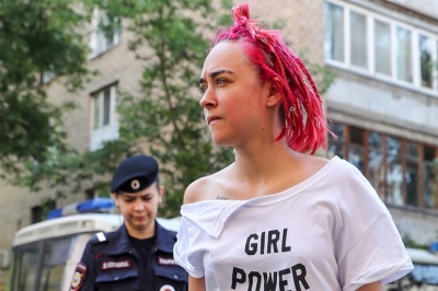 Силовики пришли с обыском к участницам Pussy Riot Ольге Курачевой и Ольге Пахтусовой, а также художникам в Петербурге и Нижнем Новгороде